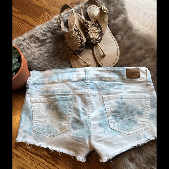 AEO White flowered Jean shorts size 4 - Picture 5 of 6